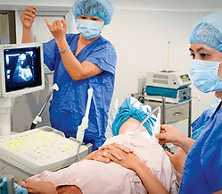 Bác sĩ chuyên khoa thực hiện thủ thuật an toàn